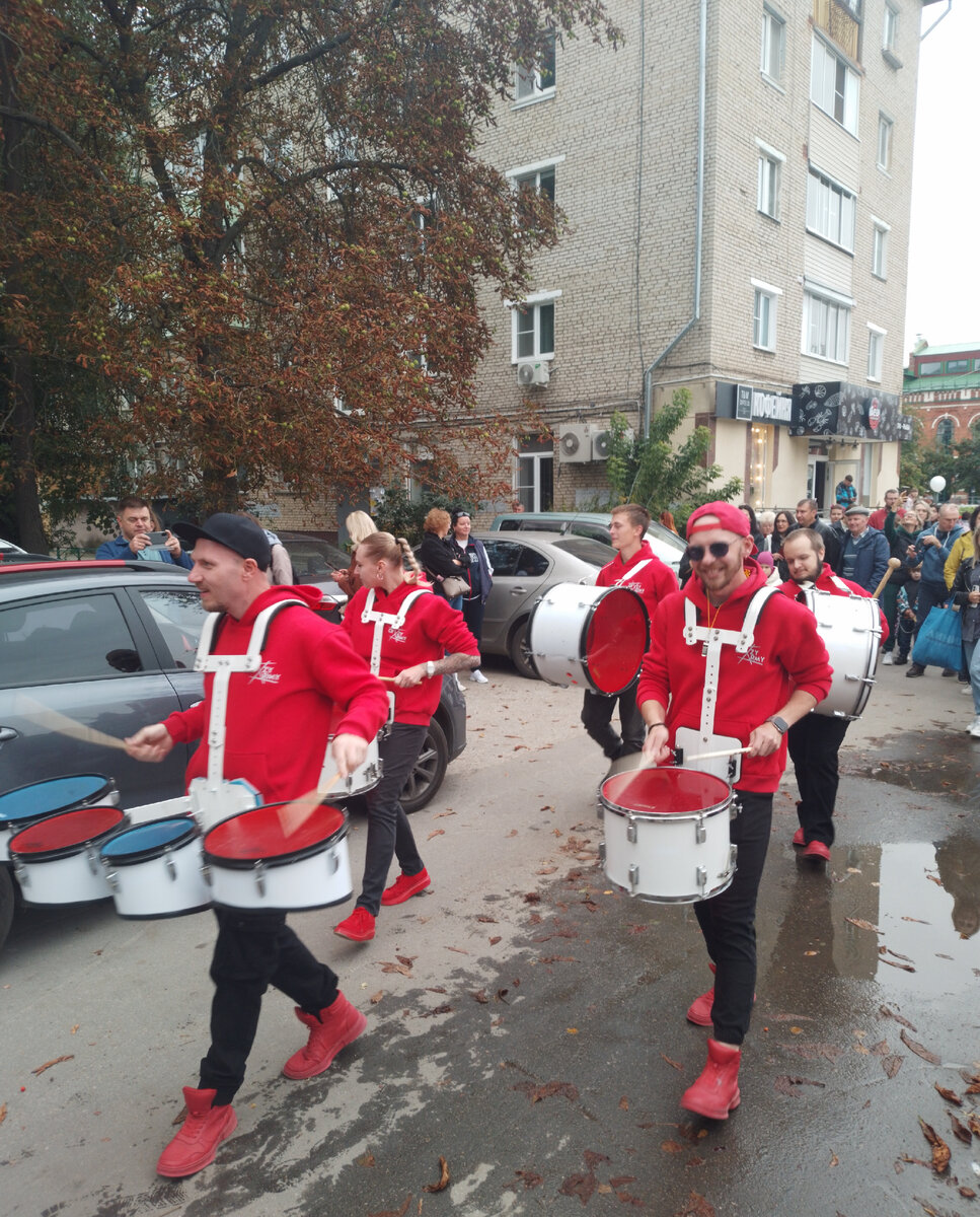 Нашему городу -877, но он  как всегда молод, красив, хорош собой, да ещё в в полном расцвете сил, радует своих жителей и гостей, историческими  памятниками, итересными музеями, замечательными...-54