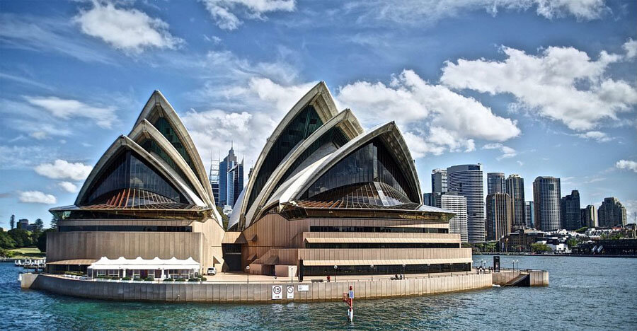 Здание оперы в Сиднее https://www.architime.ru/specarch/jorn_utzon/sydney_opera_house.htm#1.jpg