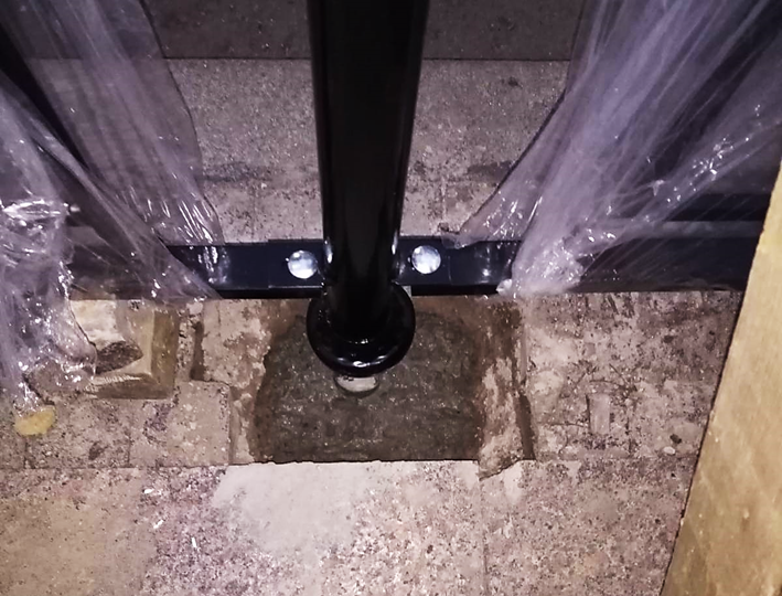 Установленный столб ограждения залит бетонной смесью.