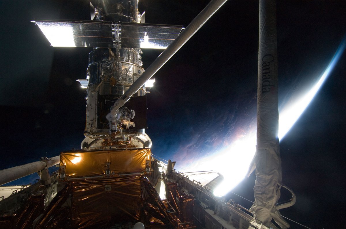 В «интернетах» ходит байка о том, что по завершении технического обслуживания телескопа Hubble «астронавты решили сделать пробный кадр, чтобы посмотреть, всё ли пришло в норму.-2-3