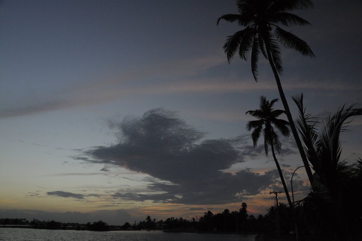 Тайская примета: если на закате облачно - день будет ясным)))