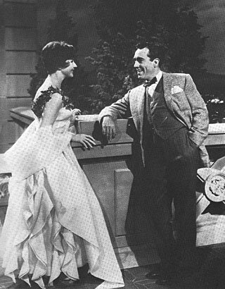 Кадр из фильма "Ночь нежна", Николь и Дик Дайвер в 1920м году, еще до свадьбы. Да, на вечерних платьях этого времени были такие вертикальные оборки - но сам крой платья с широкой юбкой относится к эпохе 1950-х годов