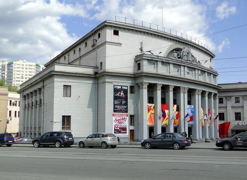Екатеринбург. Первомайская улица, дом 27 (Дом офицеров)