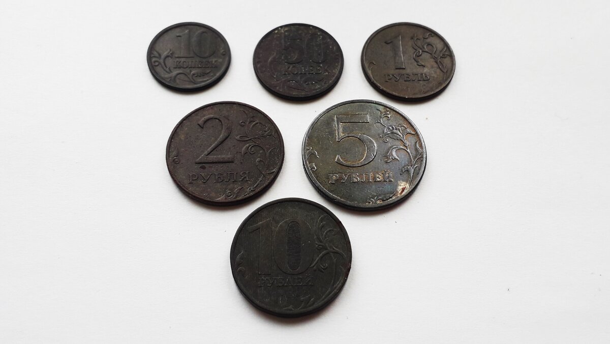 Вот в таком виде, чаще всего, монеты лежат в пляжном песке