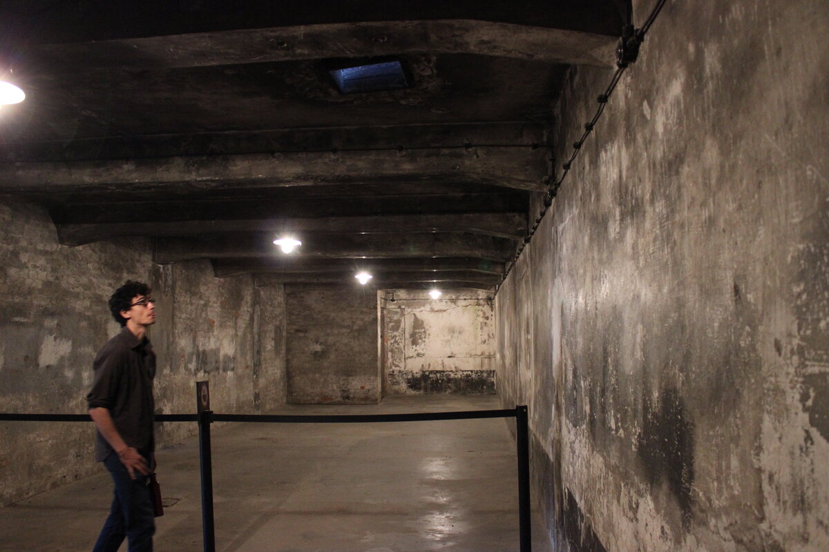 С этого ракурса царапины на стене не очень хорошо видны.