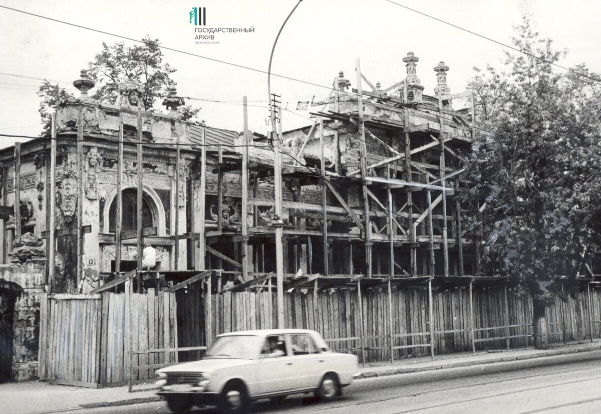 Источник: pastvu.com. Реставрация дома Грибушиных, 1988 год.