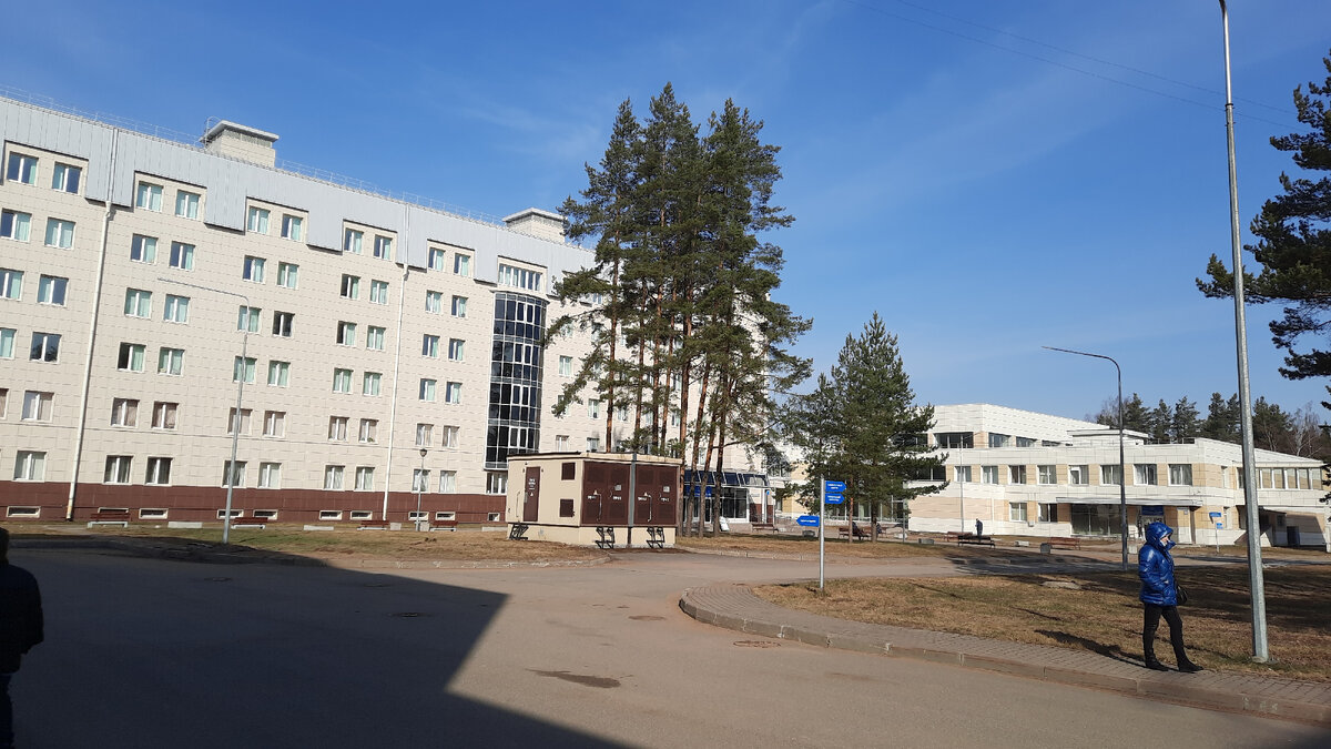 Слева на первом этаже дневной стационар, справа - здание лучевой терапии.