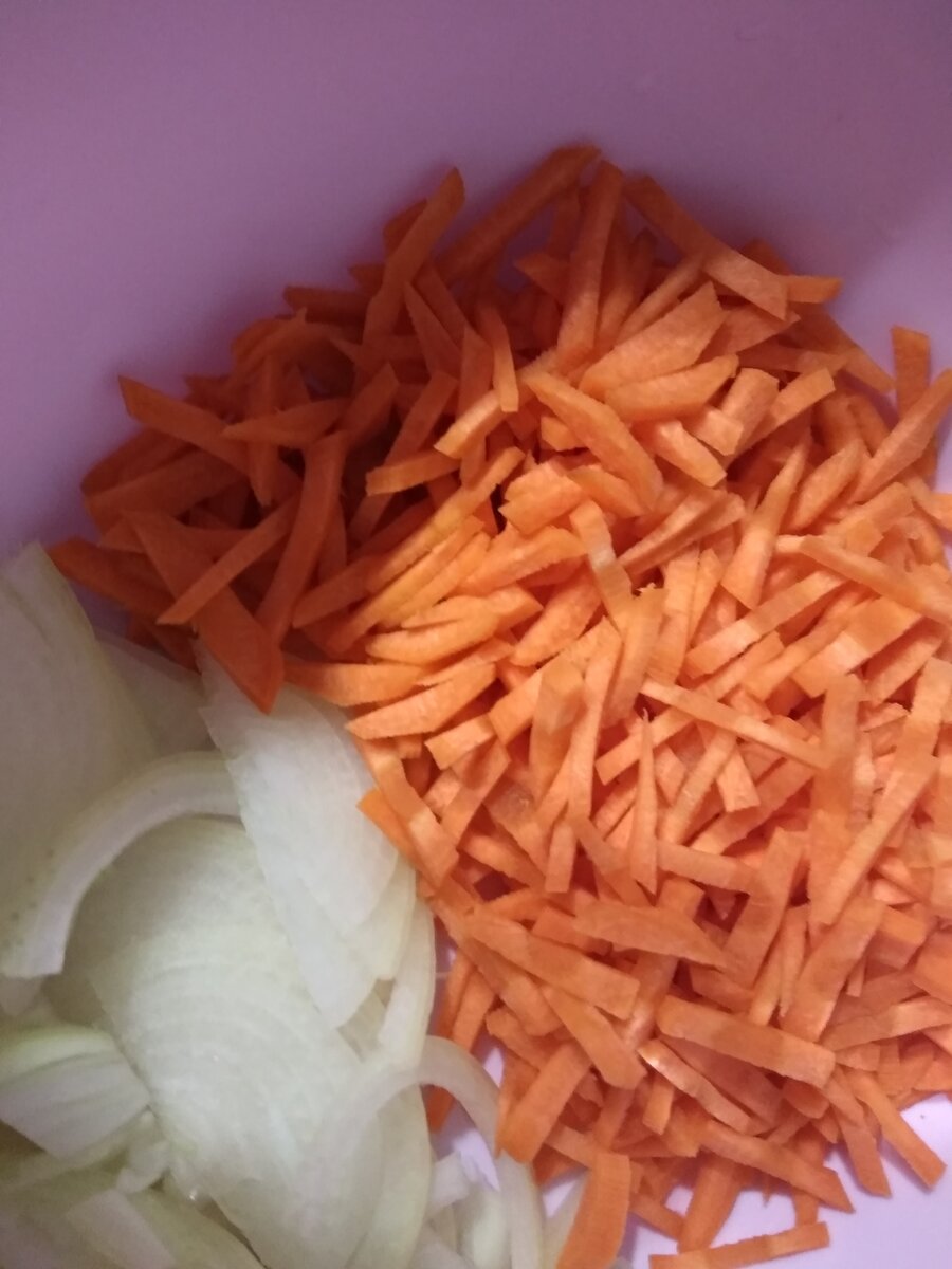 Одна большая морковка или две средние + хорошая головка лука