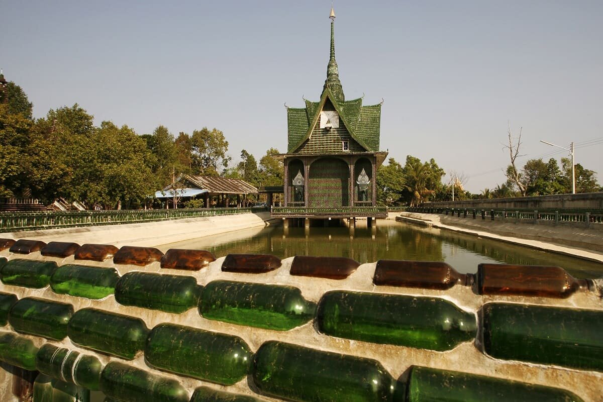 Действующий буддийский храм из пивных бутылок - 20 зданий плюс туалеты и домики для туристов