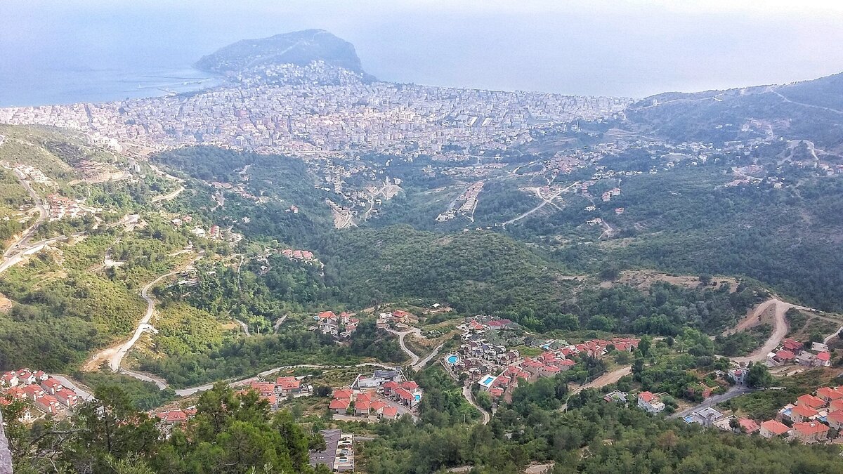 Вид на город Аланья с высоты горы района Тепе