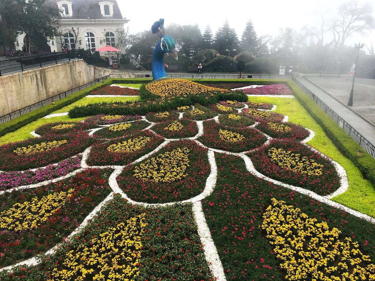 Золотой мост "В руках Бога" , парк Ba Na Hills, Дананг, Вьетнам