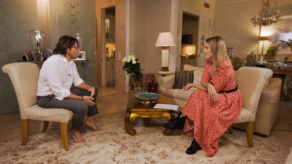 Кадр того интервью с Ксенией Собчак (38). Она пришла к другу домой и раскрутила его на откровения!