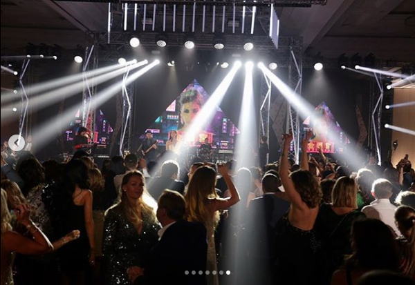 толпа на танцполе