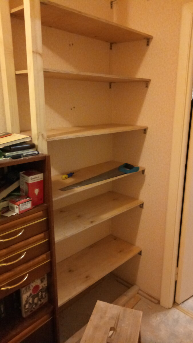 Рядом с растущими книжными полками видна еще старая темная тумба, которая ну никак не вписывается в цвет стен и пола. Также в том углу стоял еще и громоздкий комод такого же цвета, поверх которого вечно что-то было набросано в одну кучу. А так и цвет приятней, и коридор шире стал.