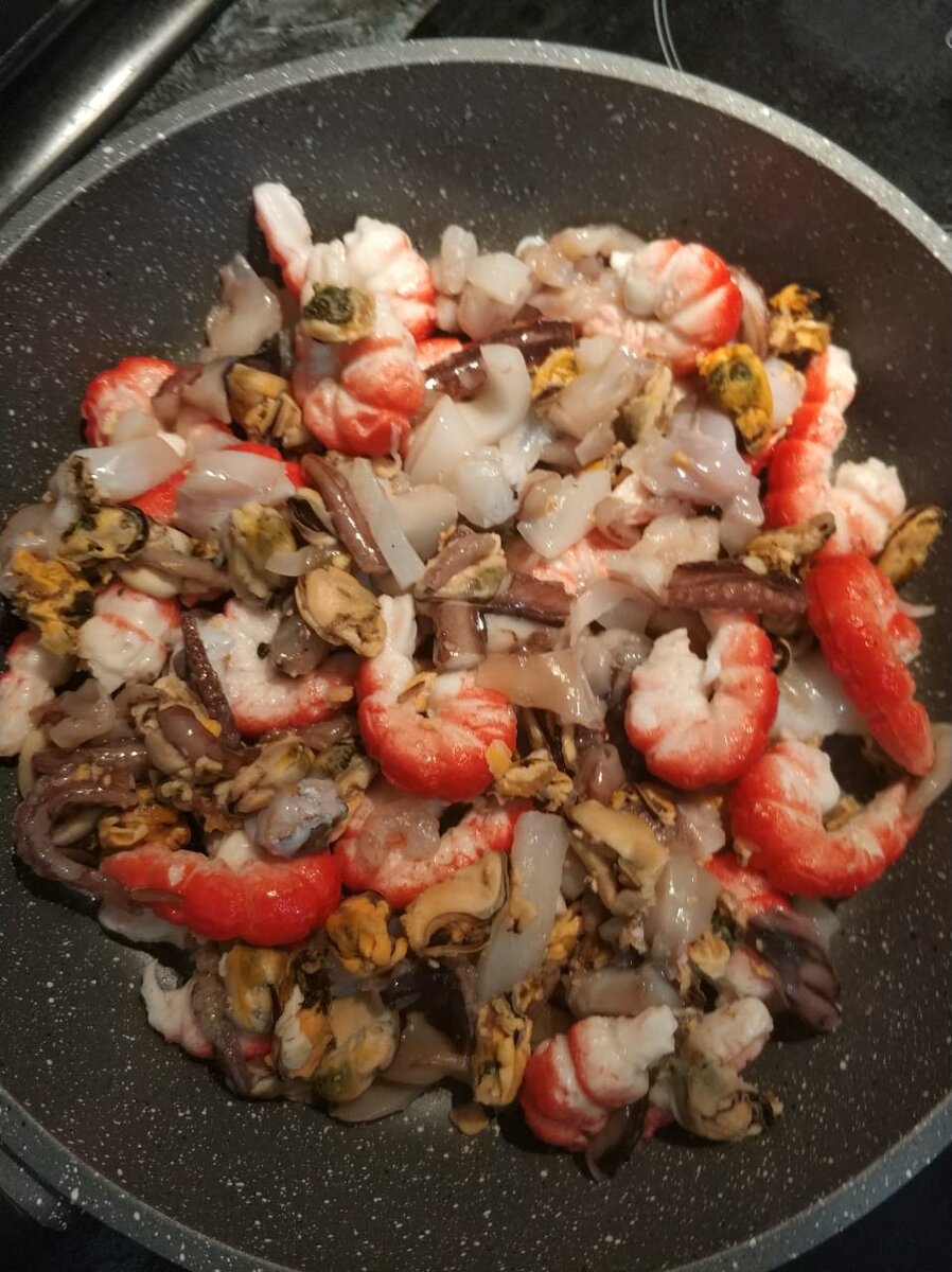 Моя семья очень любим морепродукты. Поэтому в моей морозилке всегда есть смесь из морских даров.  Для приготовления данного блюда подходит как уже готовая смесь, так и ее отдельные составляющие, здесь все на ваш вкус. 