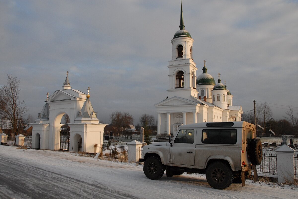 Пятиглавый храм Рождества Христова в соседней деревне Надкопанье. Здесь установлен памятник Киприану Стороженскому