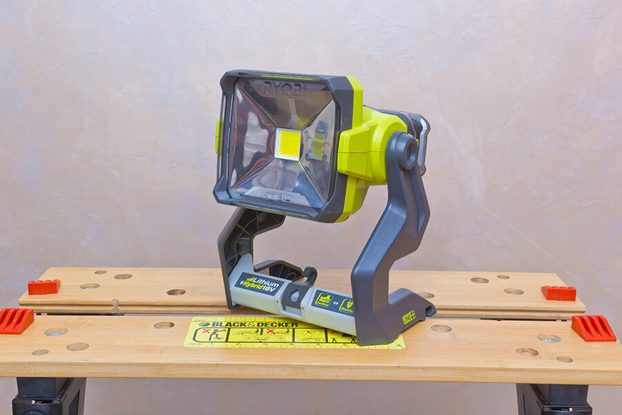 Светодиодный прожектор Ryobi Гибрид ONE+ R18ALH. (Источник: фото автора)