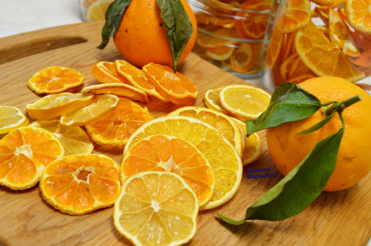 Тонко нарезаем 4-5 мм,я перекладываю на сита электросушилки.
перекладываю на сушилку сита. Включаю 60 гр и сушатся в пределах 15 часов.
По готовности перекладываю в баночки и под крышку.
К чаю,кофе,просто покушать или декор торта.