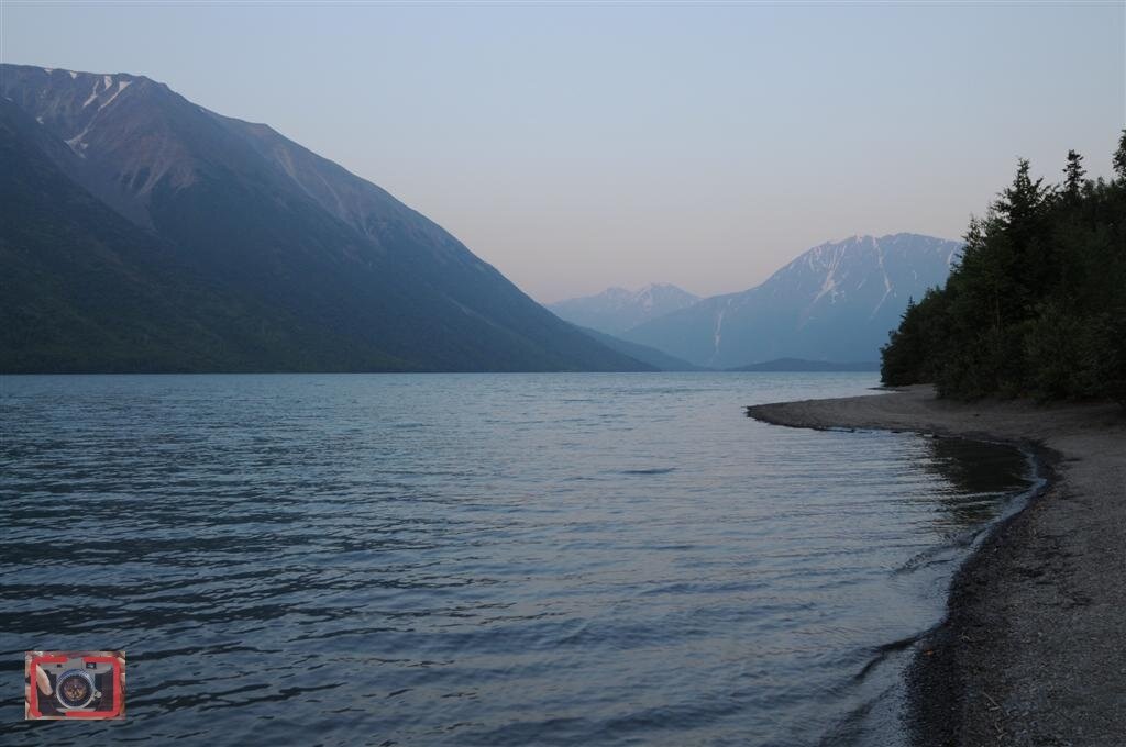 Полуночный вид на озеро Кенай сделал вкус лапши быстрого приготовления очень приятным.