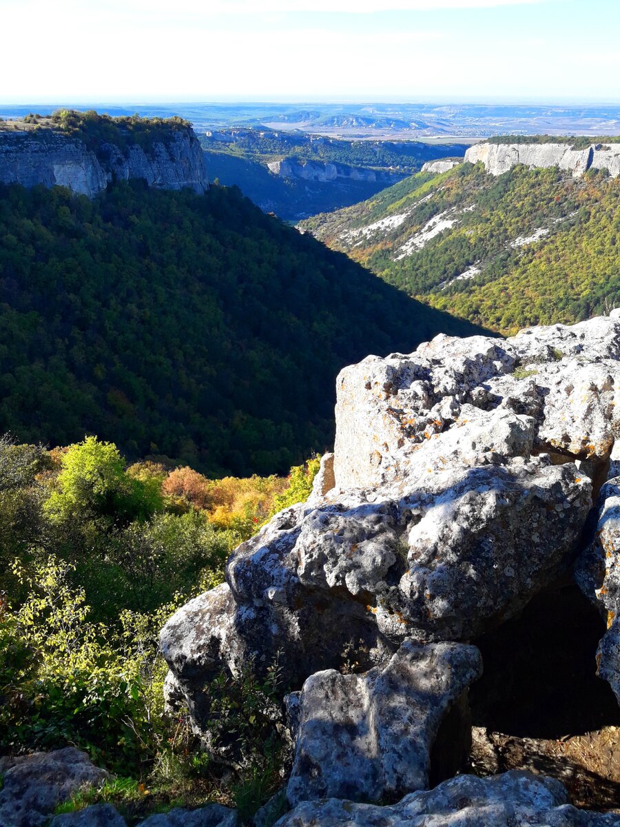 Увидели в горах Крыма заброшенный немецкий аэродром, с отлично сохранившейся взлетной полосой и дорогой ведущей в горы