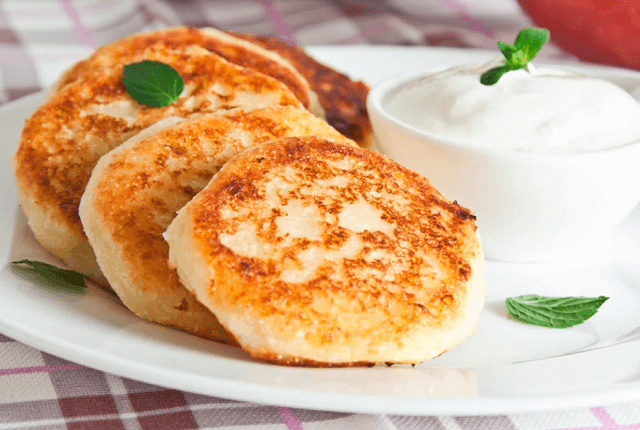 Пышные сырники из творога – рецепт приготовления на сковороде Классический рецепт творожных сырников с манкой
Приготовление сырников в духовке – самый простой рецепт