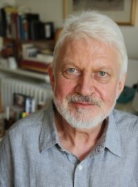 Вот и сам автор книг Оливер Боуден