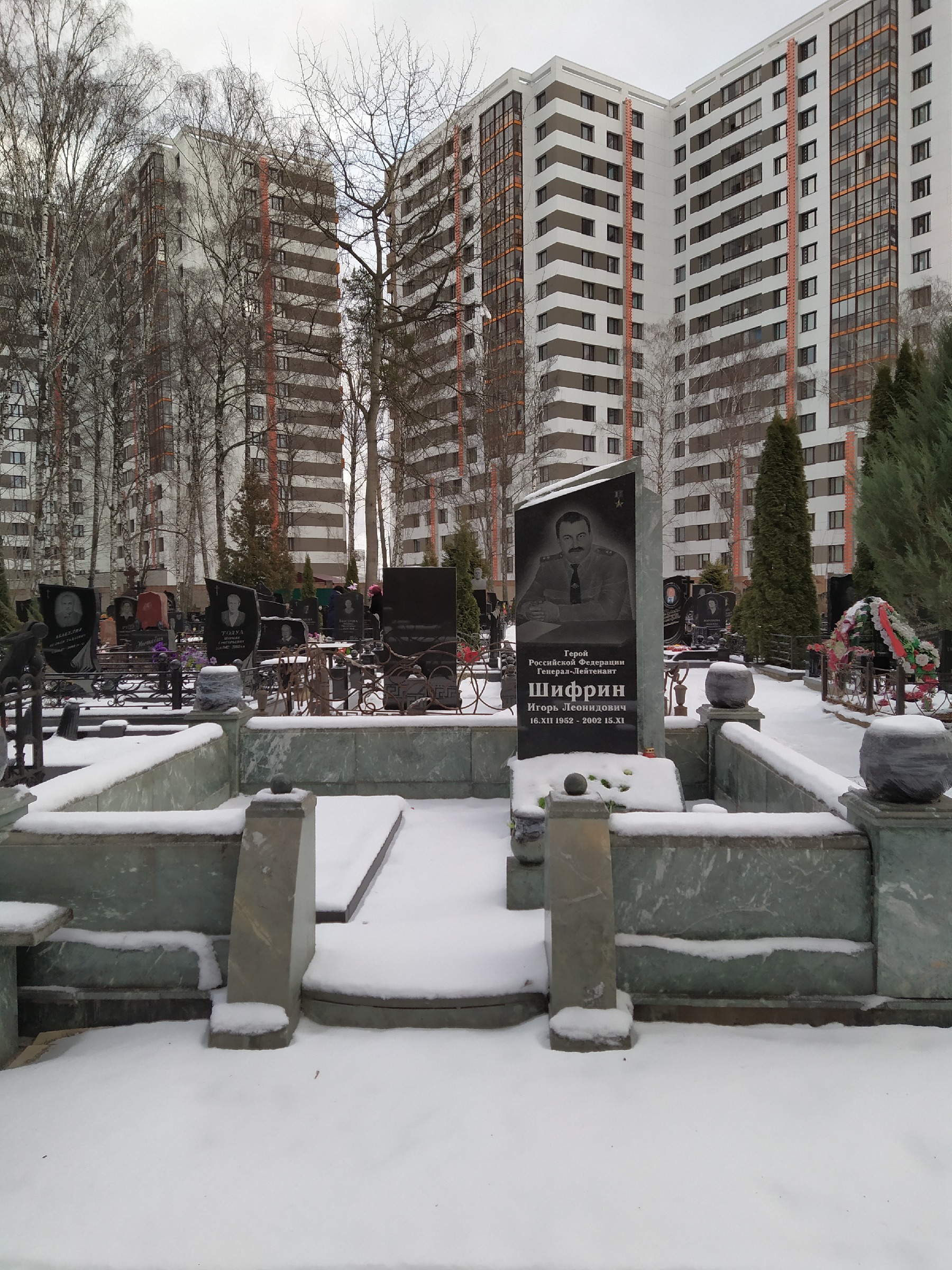 Кладбище в ясенево. Новолужинское кладбище Химки. Ул Беринга Санкт-Петербург кладбище. Кладбище в Сходне Московской области. Колумбарий в Химках на Новолужинском кладбище.