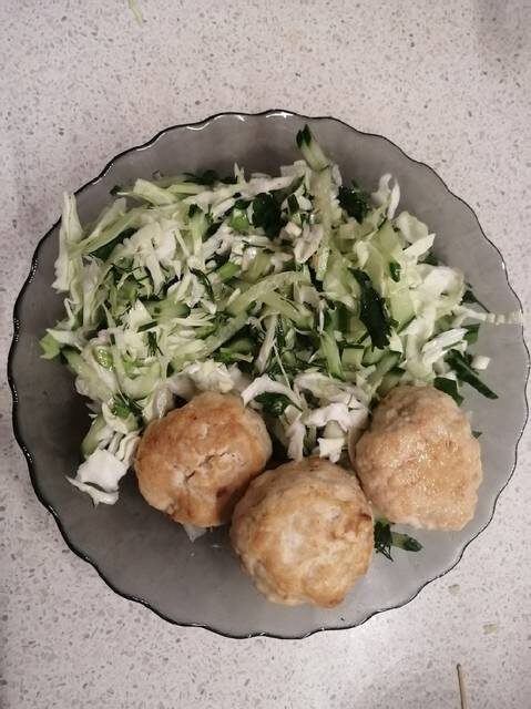 Ингредиенты	
200 грамм куриного филе
200 грамм филе грудки индейки
1 ст ложка муки цельнозерновой
1 яйцо
1 ст ложка манкиКак приготовить	
Филе индейки и курицы порубить в фарш, я делала погружным блендером.

  
В фарш добавить, яйцо, муку, манку, соль и перец по вкусу. Перемешать.

  
Сформировать котлетки, жарить на смазанный маслом сковороде по минут пять с каждой стороны на маленьком огне и с закрытой крышкой. После добавить небольшое количество воды и потушить минут 10. Котлетки готовы.приятного аппетита)

