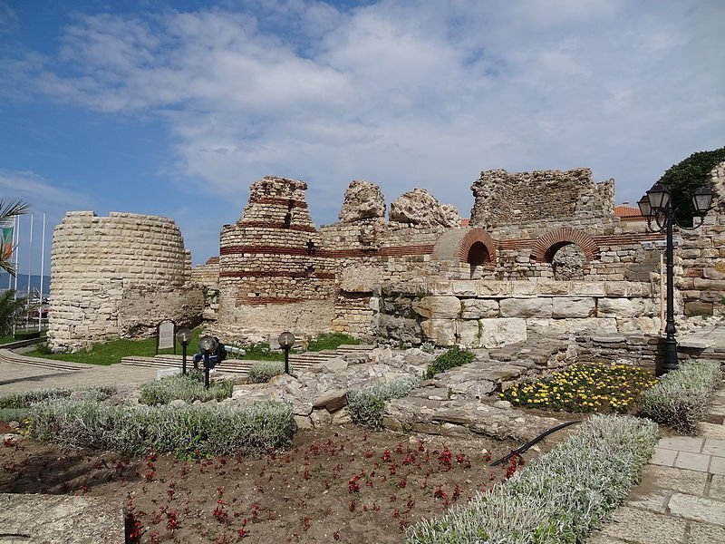 Руины городских стен в Несебре. Автор фото: © Cherubino, commons.wikimedia.org
