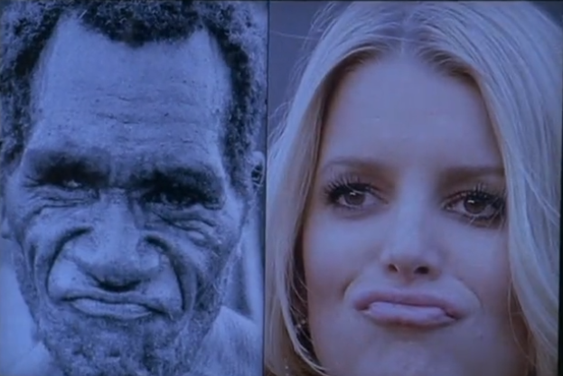  Смотрите, выражение лица одинаковое, что у папуаса, что у знаменитости. 