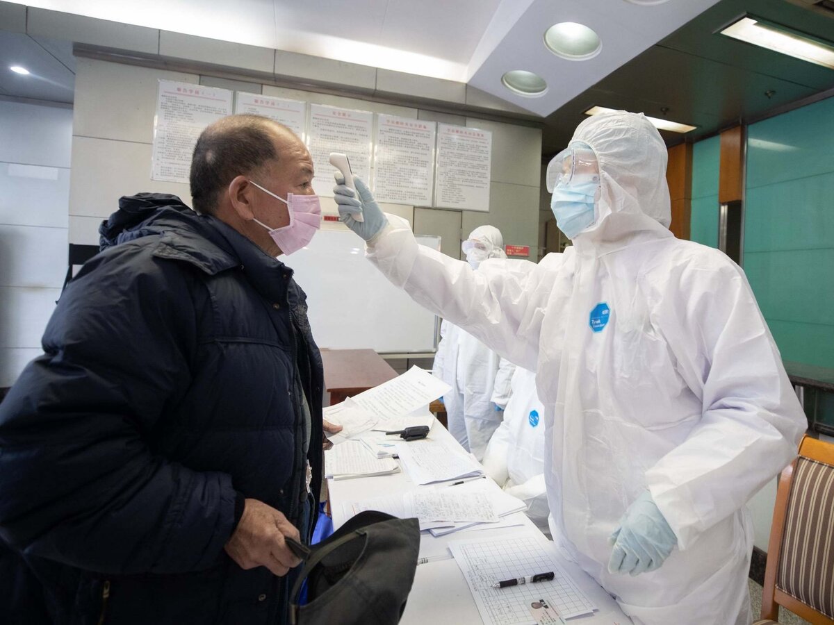 НА ФОТО ПОКАЗАНО КАК ПРОВЕРЯЮТ ОБЫЧНЫХ ЛЮДЕЙ В КИТАЕ,,,