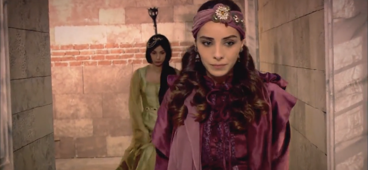 Махидевран подавлена отношением султана. Фото - Гугл картинки 