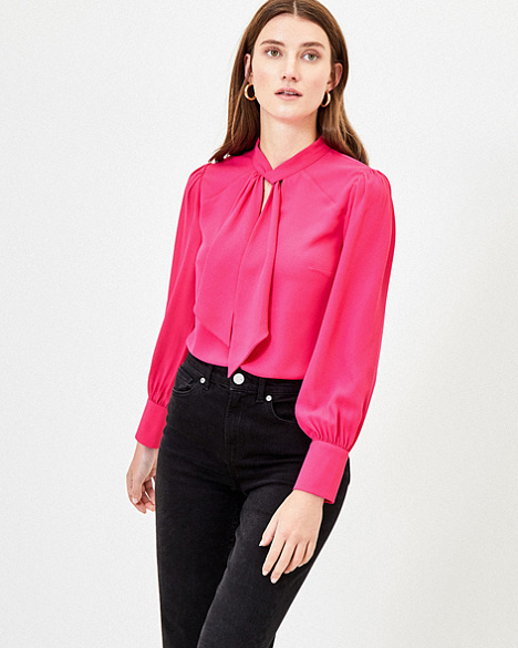 При выборе топов, блузок и жакетов обладательницам фигуры груша нужно обращать внимание на длину. Выбирайте верх так, чтобы он не акцентировал лишнее внимание на ваших бедрах. 