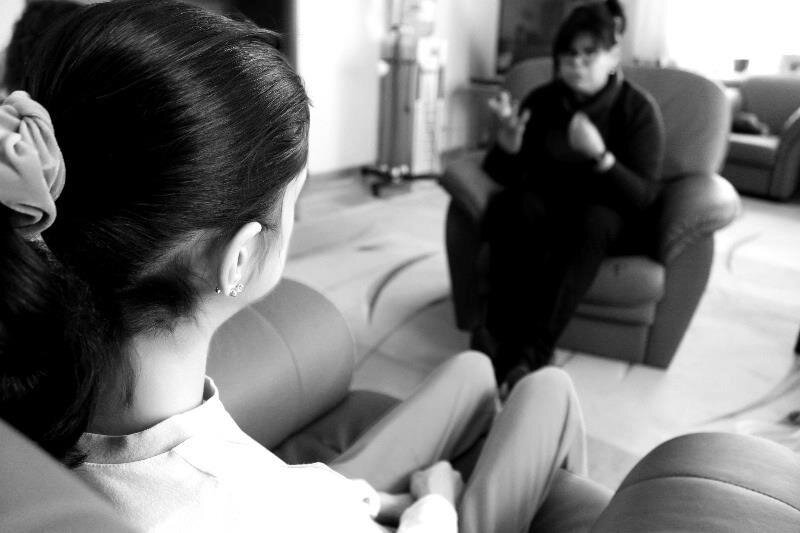 Психолог Елена Миронова проводит психологическую сессию с пациенткой с нарушением пищевого поведения. Москва. Фото из личного архива