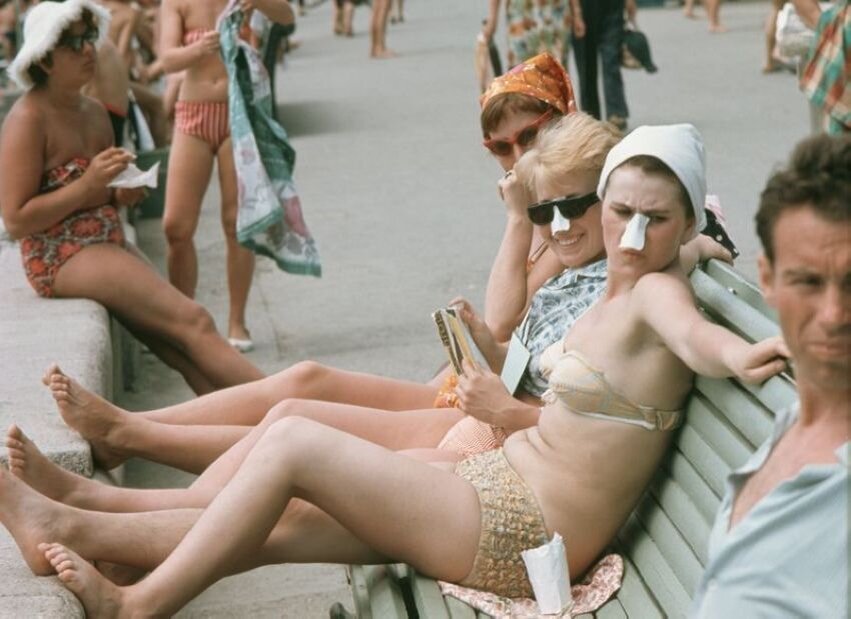 Купальник без бретелек, бумажка на носу, смешные шапочки - пляжные модницы в СССР