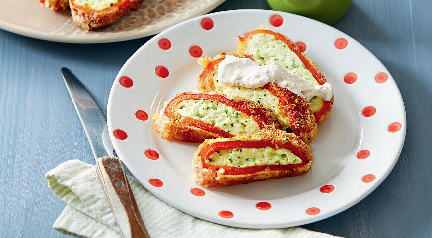 ИНГРЕДИЕНТЫ 2 кг целого запеченного очищенного сладкого красного перца
500 г брынзы, лучше овечьей
5 яиц
3–4 веточки петрушки
20 г муки
150 г панировочных сухарей
растительное масло
соль
Для соуса:
300 мл натурального йогурта
Для соуса:
3–4 зубчика чеснока
1 маленький пучок укропа
ПОШАГОВЫЙ РЕЦЕПТ ПРИГОТОВЛЕНИЯ
Шаг 1
Брынзу разомните вилкой. Добавьте 2 яйца и мелко нарезанные листья петрушки, перемешайте до однородности.
Шаг 2
Наполните полученной смесью перцы. Немного придавите их, чтобы стали чуть более плоскими.
Шаг 3
В большой миске взбейте яйца с солью до однородности. На двух отдельных больших плоских тарелках ровным слоем распределите муку и панировочные сухари.Каждый перец аккуратно обваляйте сначала в муке, потом опустите в яйцо и снова обваляйте в сухарях.
Шаг 4
Обжарьте перцы в разогретом масле, по 1–2 мин. с каждой стороны. Переложите на бумажные полотенца для удаления излишков масла.
Шаг 5
Для соуса укроп мелко нарежьте. Разотрите с чесноком и солью в ступке в пюре. Добавьте йогурт и перемешайте. Подавайте с теплыми перцами.