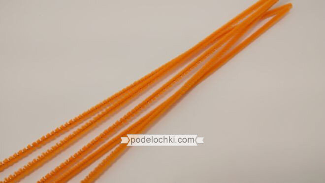 
2. Из первого отрезка сделайте центральную часть. Намотайте центральную часть палочки на ручку или карандаш, оставив небольшой отрезок (примерно 3-4 см). С другой стороны скрутите колечко. Таким образом, вы покажете хвостик, туловище и голову животного.