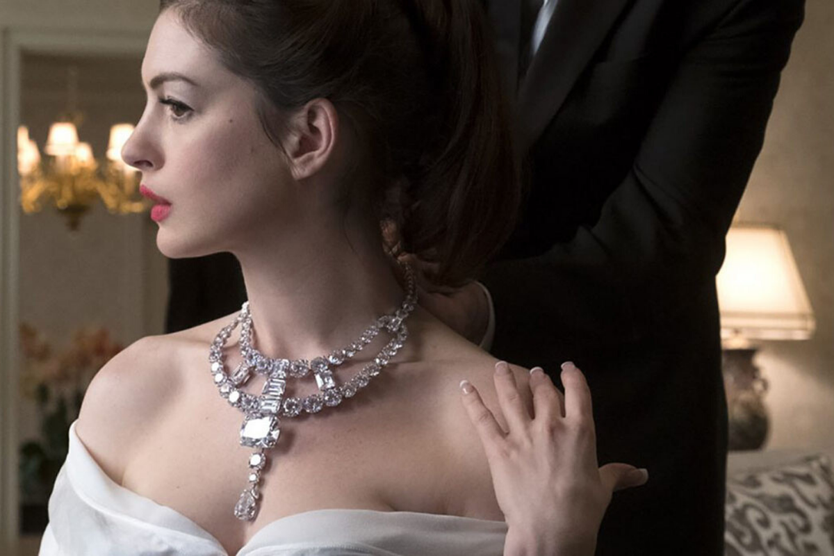 Энн Хэтэуэй в колье Jeanne Toussaint в фильме «8 подруг Оушена»