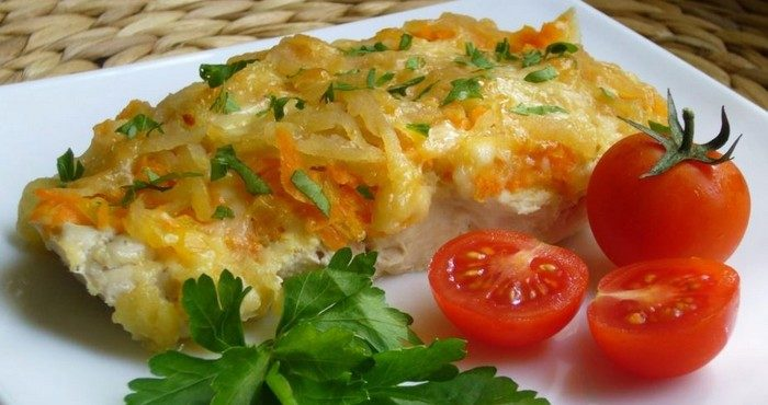Филе минтая с помидором. Минтай с овощами в сметанном соусе. Минтай с овощами в духовке. Треска по гречески. Рыба по-гречески в духовке под соусом