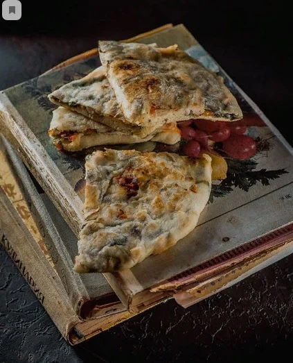 Хычин с курицей, грибами и сыром