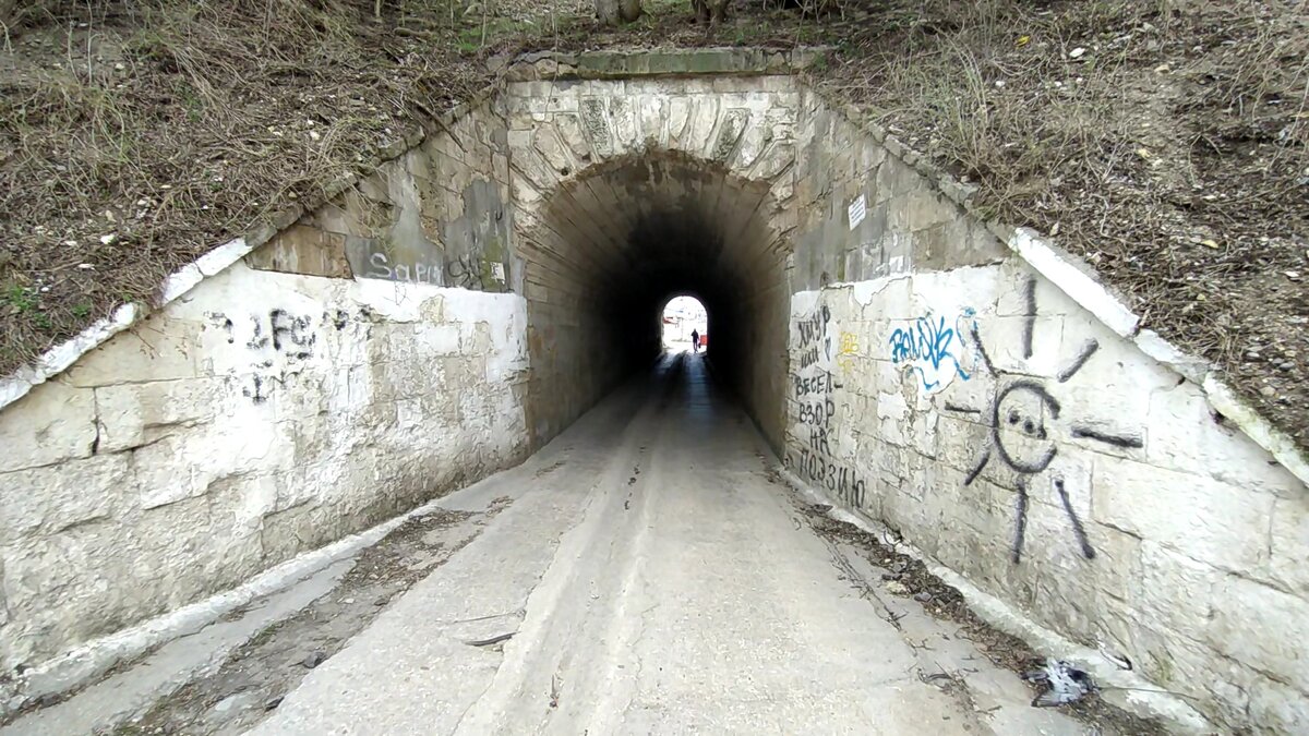 Туннель под жд путями к пляжу "Ушакова бухта"