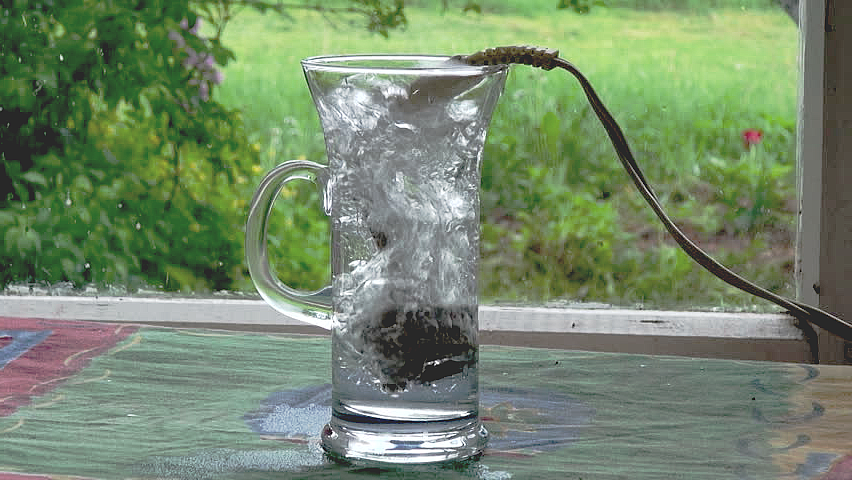 Вскипятить стакан воды. Кипятильник в стакане. Кипятильник для стакана воды. Кипятильник воды для чая. Бурление соды в стакане.