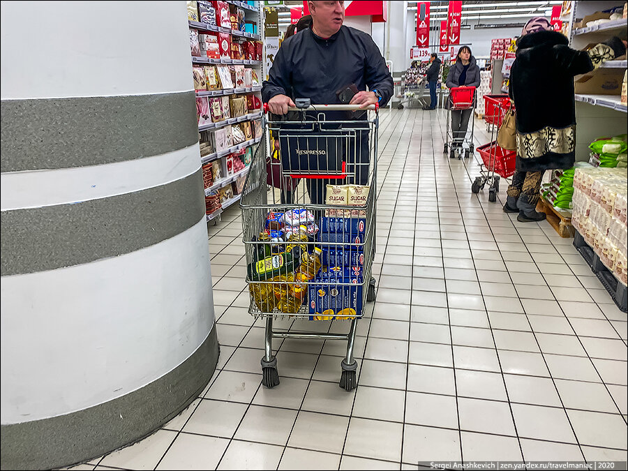 Заглянул в корзины москвичей, которые опустошают полки в Ашане: что еще запасают люди, кроме туалетки, гречки и макарон