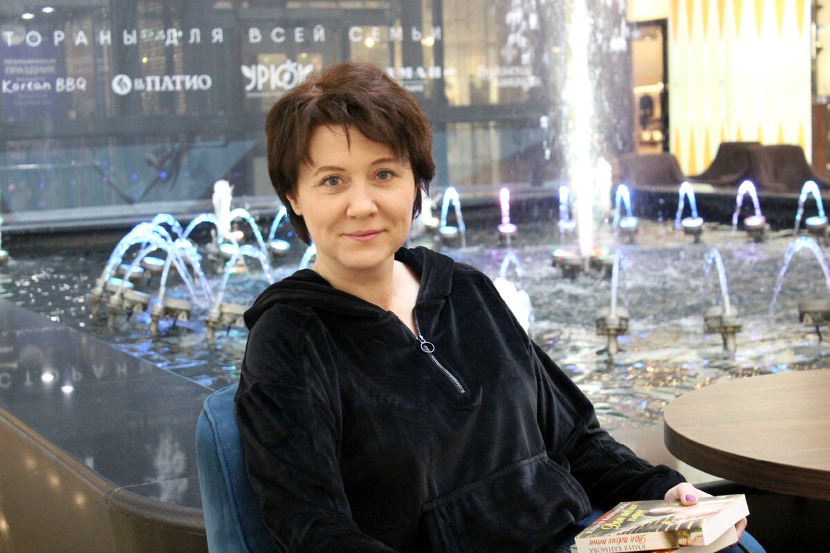На фото - писательница Юлия Климова.
