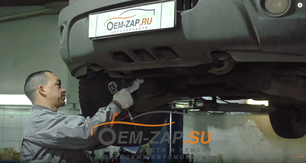 Снимаем защиту двигателя и сливаем масло.