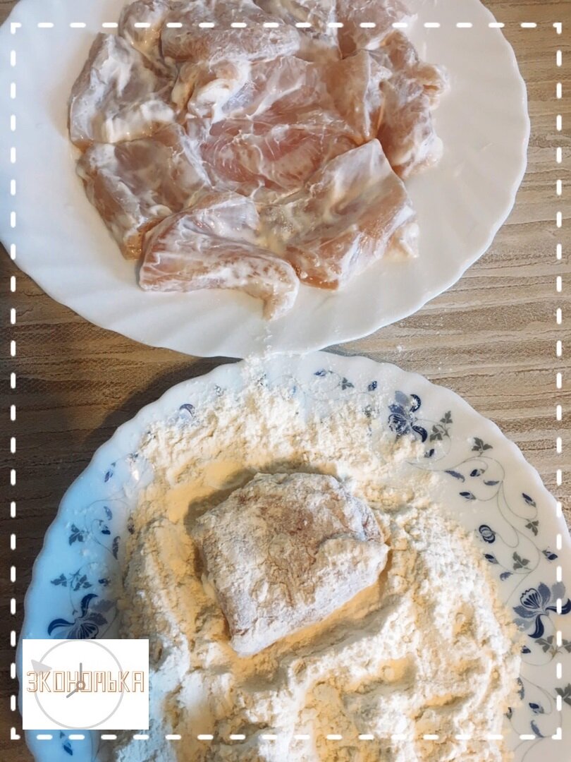 наггетс  перед жаркой купается в муке))) за счёт майонеза мука прилипает идеально