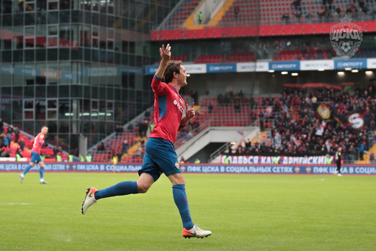 Марио Фернандес празднует гол 