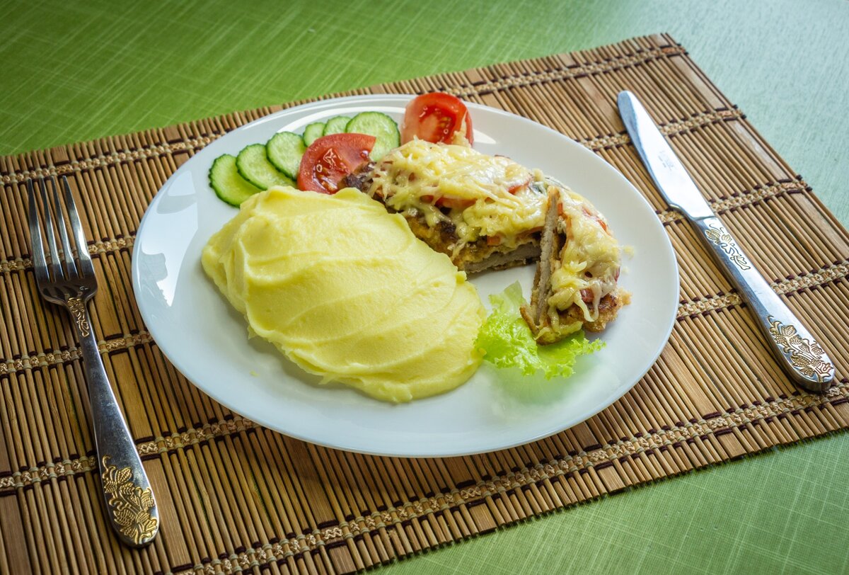 Картофельное пюре с нежной отбивной.