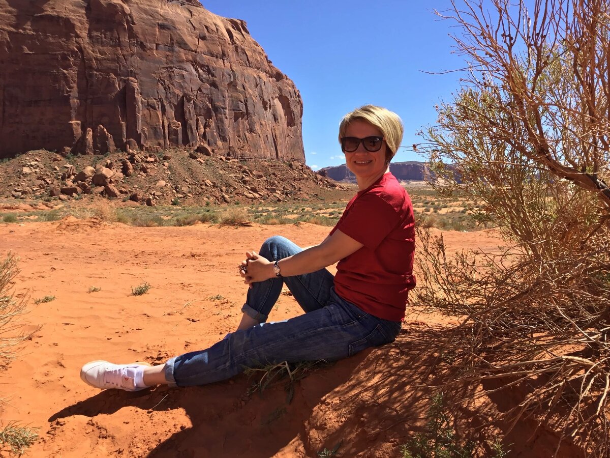 Шел второй месяц апокалипсиса. Надоело всё умняцкое и полезняцкое. Хочется чудить и вспоминать смешные истории....