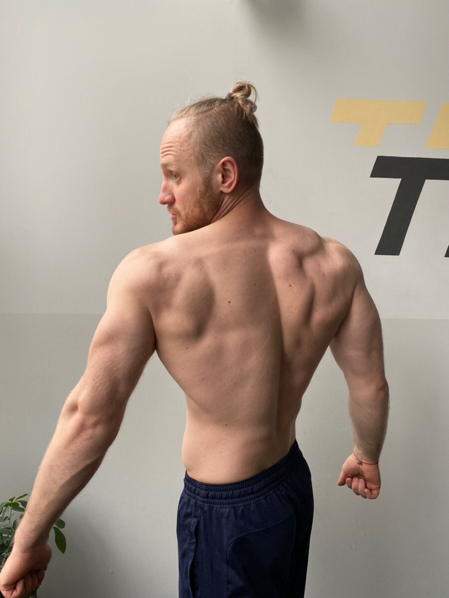 Фото травмированного на тот момент меня без 3 недель тренировок